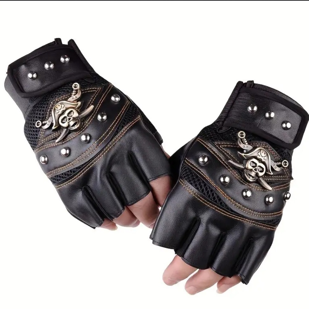 🆕 Cool Riveted Half-Finger Pirate Skull Outdoor Gloves - Riding Sports - Punk